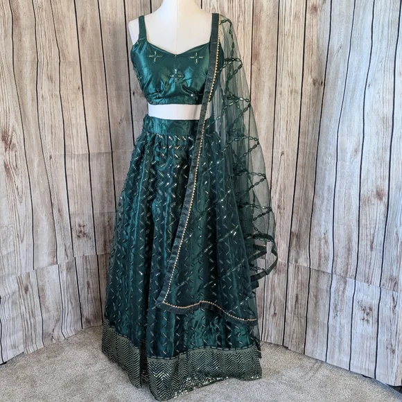 Elegant Emerald Green Lehenga Choli Set - Picture 4 of 14